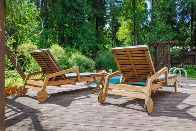 Комплект из 2-х шезлонгов PAOLO из акации и столика LUCIO